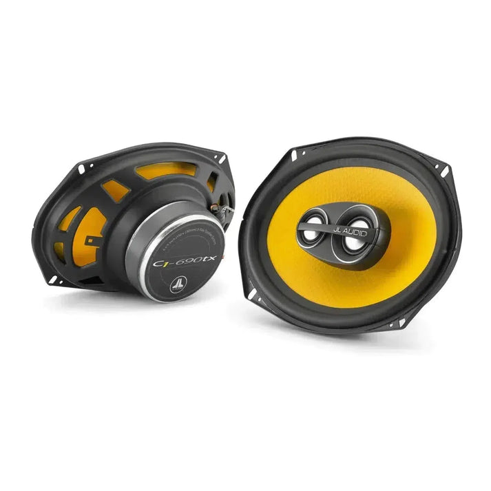 Deux enceintes JL Audio C1-690TX 6x9 avec des cônes jaunes, des cadres noirs et une conception à trois voies - lune montre le double tweeter à lavant, lautre à larrière.