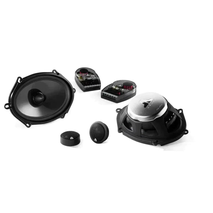 Le système de composants JL Audio C3-570 comprend deux haut-parleurs ovales, deux haut-parleurs tweeter et deux haut-parleurs de fréquences sur un fond bleu.