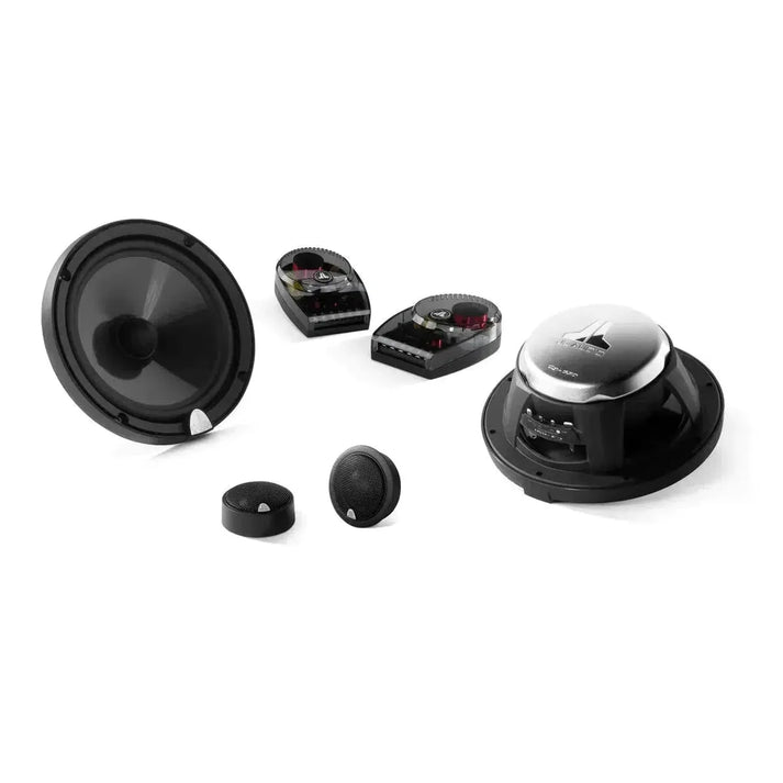 Le JL Audio C3-650 est un système audio de voiture coaxial à 2 voies de 5 pouces avec deux haut-parleurs ronds, des tweeters et des crossovers représentés sur un fond blanc.