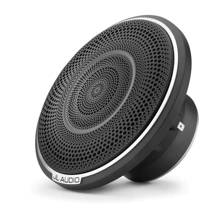 Un altavoz negro JL Audio C7-650CW de 5 pulgadas para coche con rejilla circular perforada y embellecedor blanco, mostrado en ángulo sobre fondo blanco.