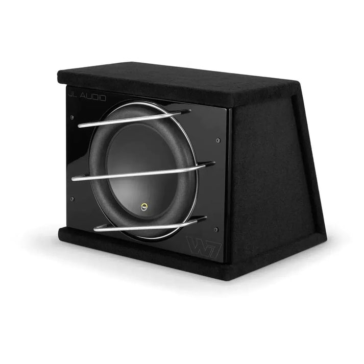 Un subwoofer JL Audio CLS113RG-W7AE de color negro, alojado en una carcasa angular con dos barras metálicas en la parte frontal, sobre un fondo blanco.