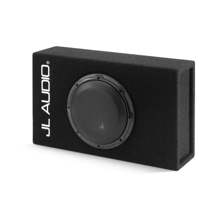 Das CP108LG-W3V3 ist ein schwarzes rechteckiges JL Audio Bassreflexgehäuse mit frontmontiertem Subwoofer und weißem JL Audio-Logo links.