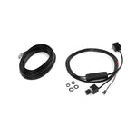 Due cavi neri a spirale con connettori, modulo di controllo JL Audio DRC-100 e quattro piccole rondelle disposte su uno sfondo bianco.
