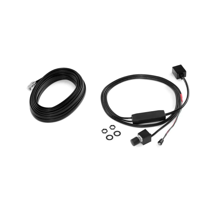 Due cavi neri a spirale con connettori, modulo di controllo JL Audio DRC-100 e quattro piccole rondelle disposte su uno sfondo bianco.