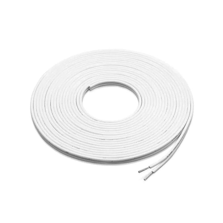 Ein gewendeltes JL Audio M-XM-WHTSC16-500 Meterware-Lautsprecherkabel mit freiliegenden Enden vor weißem Hintergrund, ideal für den Einsatz auf See.