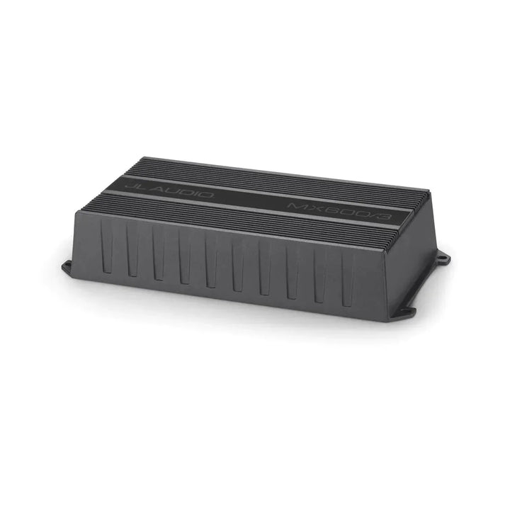 Le JL Audio MX600/3 est un amplificateur rectangulaire noir à 3 canaux, avec un dessus strié, des pattes de fixation dans les coins et un indice détanchéité IPX7.