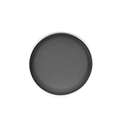 Una griglia rotonda per subwoofer JL Audio SGR-10TW3 vista dallalto, centrata su uno sfondo bianco.