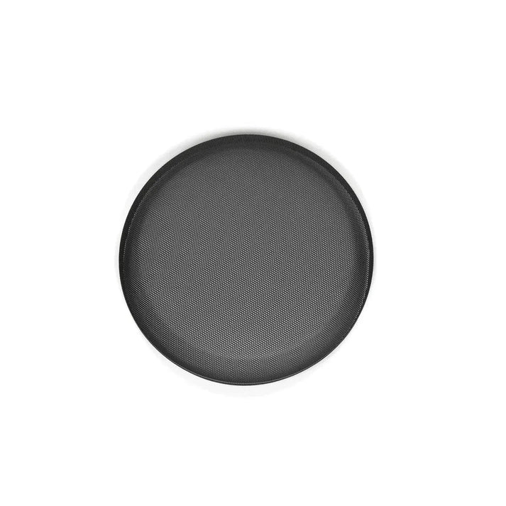Una griglia rotonda per subwoofer JL Audio SGR-10TW3 vista dallalto, centrata su uno sfondo bianco.