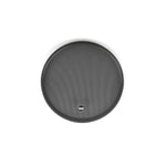 Un pad rotondo nero per esercitarsi con la batteria con una superficie a rete, come il JL Audio SGR-10W6, con un piccolo logo bianco in basso al centro.