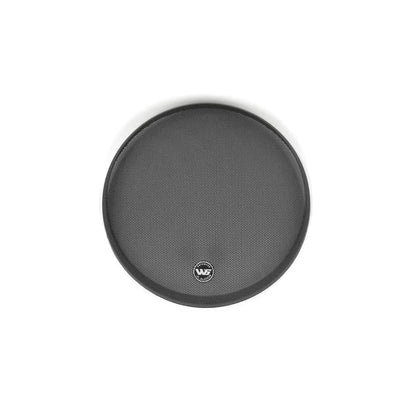Un pad rotondo nero per esercitarsi con la batteria con una superficie a rete, come il JL Audio SGR-10W6, con un piccolo logo bianco in basso al centro.