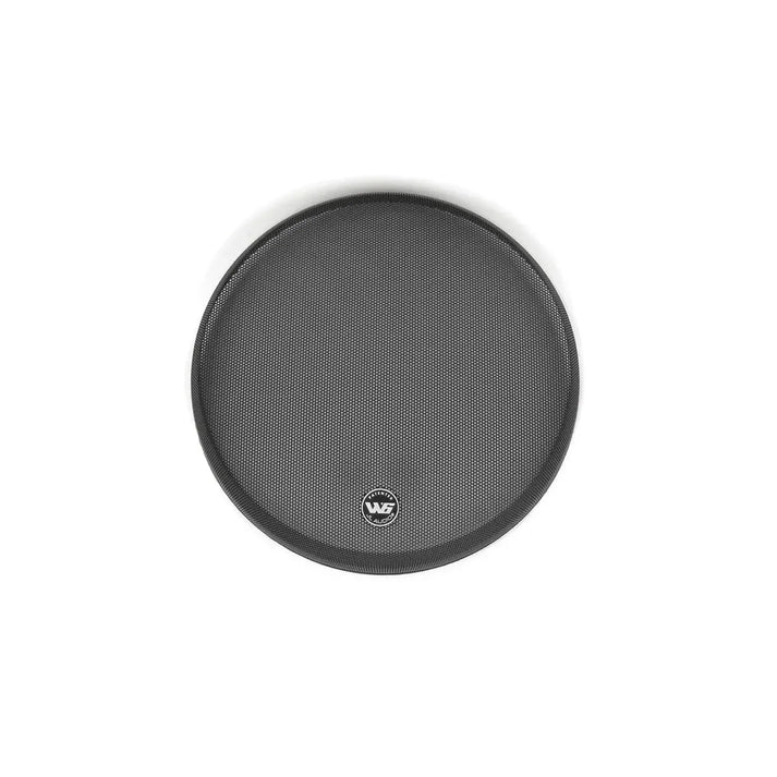 Un pad rotondo nero per esercitarsi con la batteria con una superficie a rete, come il JL Audio SGR-10W6, con un piccolo logo bianco in basso al centro.