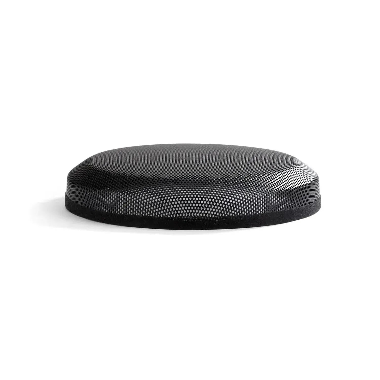 Il JL Audio SGRU-6 è un cuscino di bilanciamento rotondo, nero e strutturato con una superficie a motivi, mostrato su uno sfondo bianco semplice.