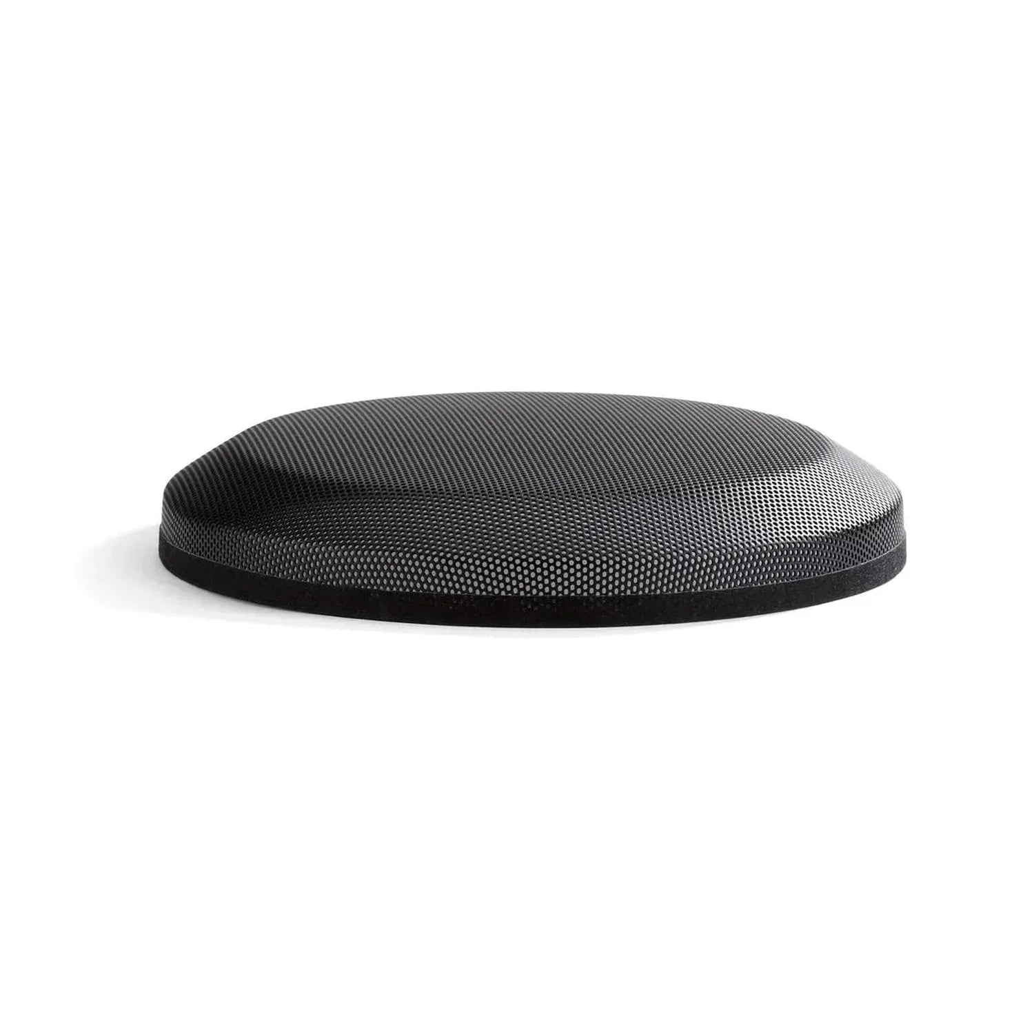 JL Audio SGRU-8 è un cuscino nero, rotondo e strutturato con una leggera cupola, simile a una griglia per diffusori, visualizzata su uno sfondo bianco.