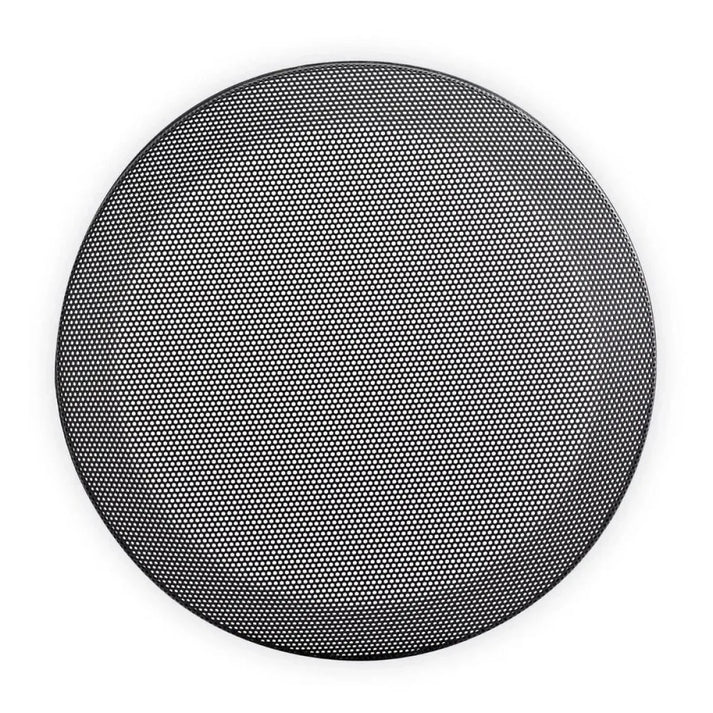 JL Audio SGRU-8 è una griglia per diffusori rotonda in metallo nero a maglia fine per un subwoofer da 8 pollici, su sfondo bianco.