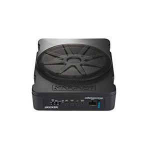 Le Kicker Hideaway HS10 est un subwoofer noir de 10 pouces avec une grille de protection, un panneau de commande et des ports dentrée avant, isolés sur un fond blanc.