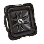 Subwoofer Kicker Solo-Baric L7S152/L7S154 da 15, di colore nero, con logo centrale in rilievo, bordi rigati e accenti argentati su sfondo bianco.