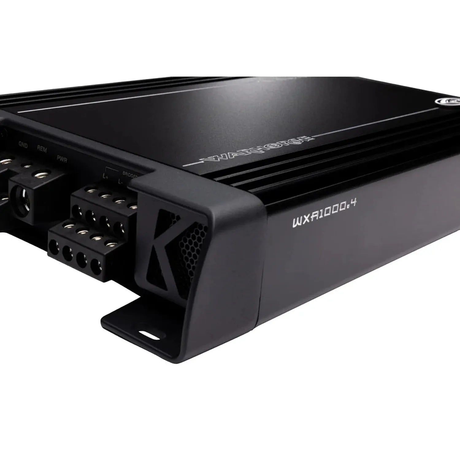 Close-up van een zwarte Kicker Warhorse Series 49WXA10004 4-kanaals versterker, met de aansluitpoorten en het 2000 Watt label op de behuizing.
