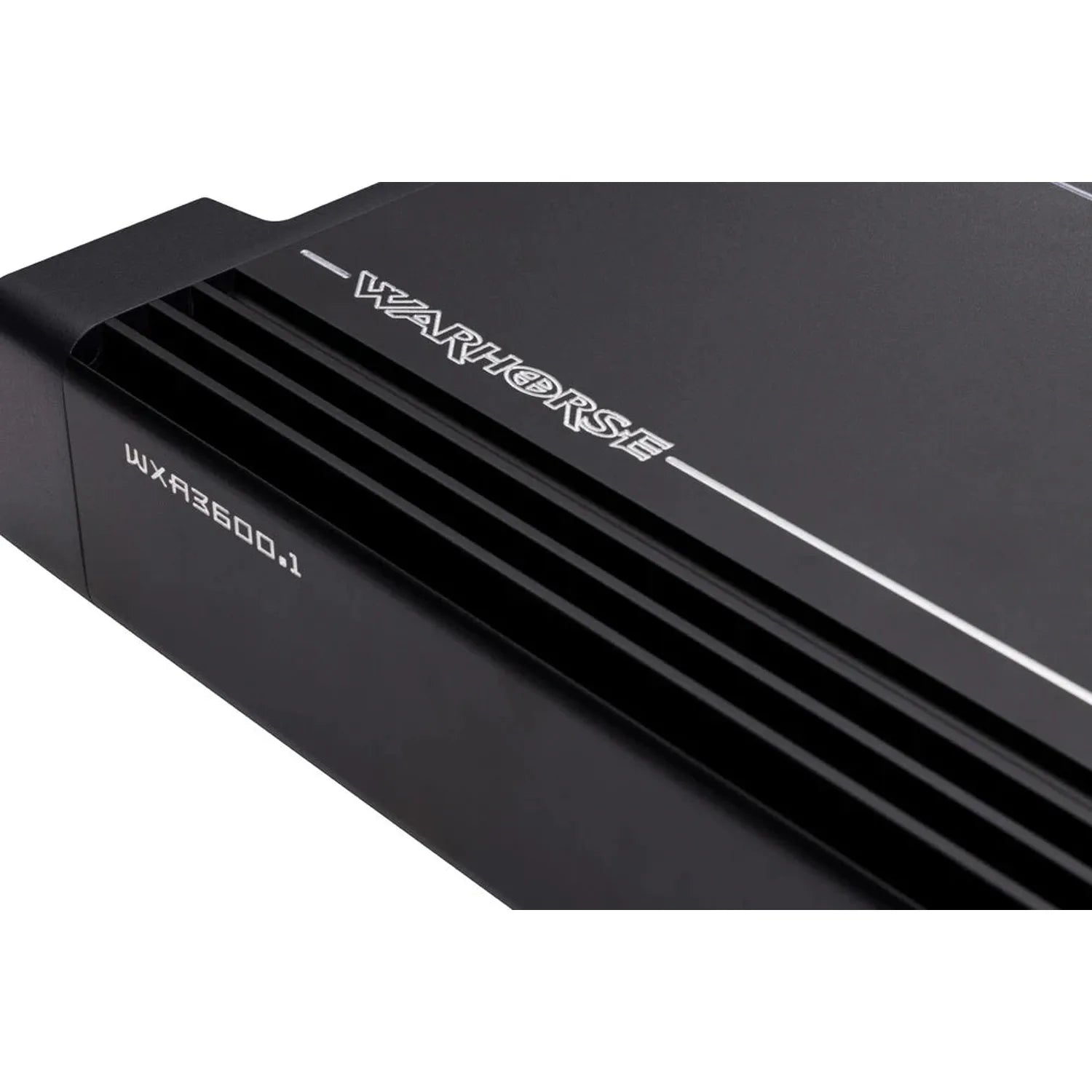 Close-up van een 1-kanaals versterker uit de 49WXA36001 serie van Kicker, met de naam WARHORSE, met elegante ventilatiesleuven, modern ontwerp en 3.600 watt RMS vermogen.