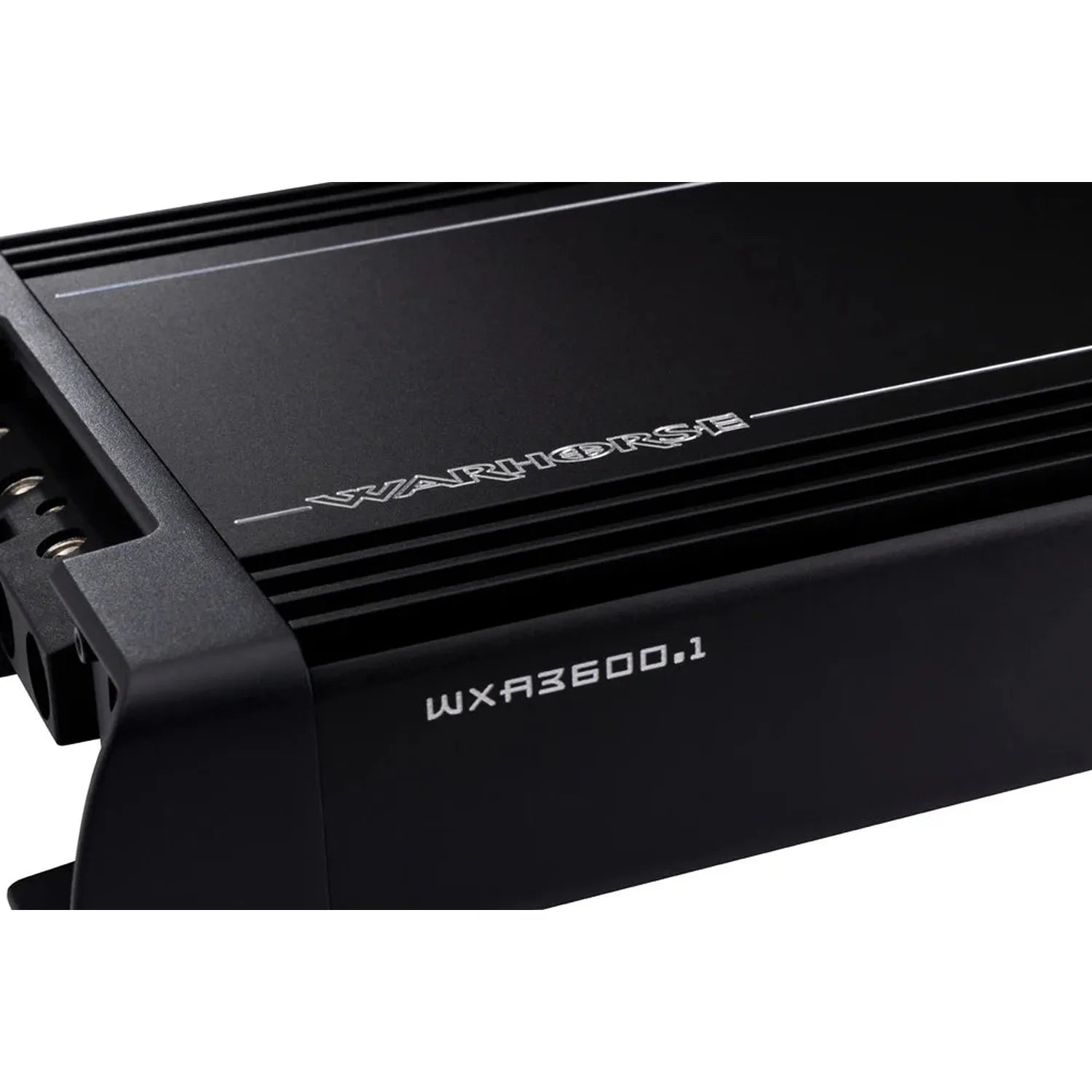 Close-up van een zwarte 1-kanaals versterker uit de Kicker Warhorse serie 49WXA36001 met een slank, geribbeld ontwerp en 3.600 watt RMS vermogen.