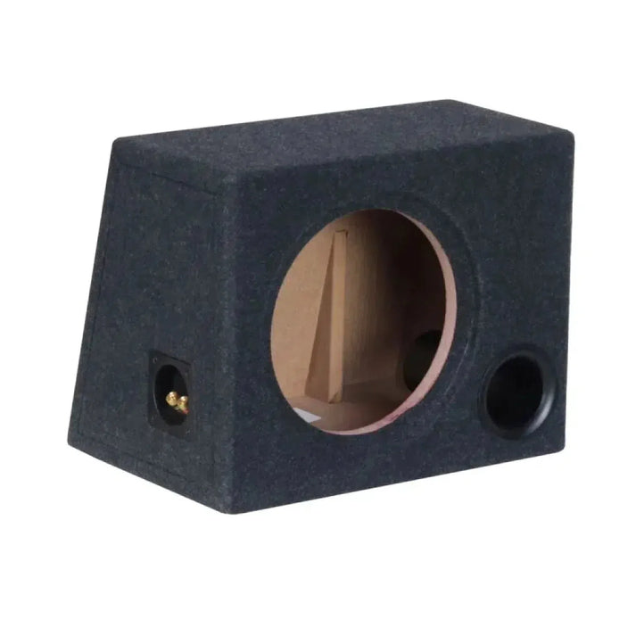 Il Masori B1025 è un subwoofer nero a forma di cuneo da 25 litri con un foro rotondo per subwoofer da 10 pollici, porta e connettori laterali.