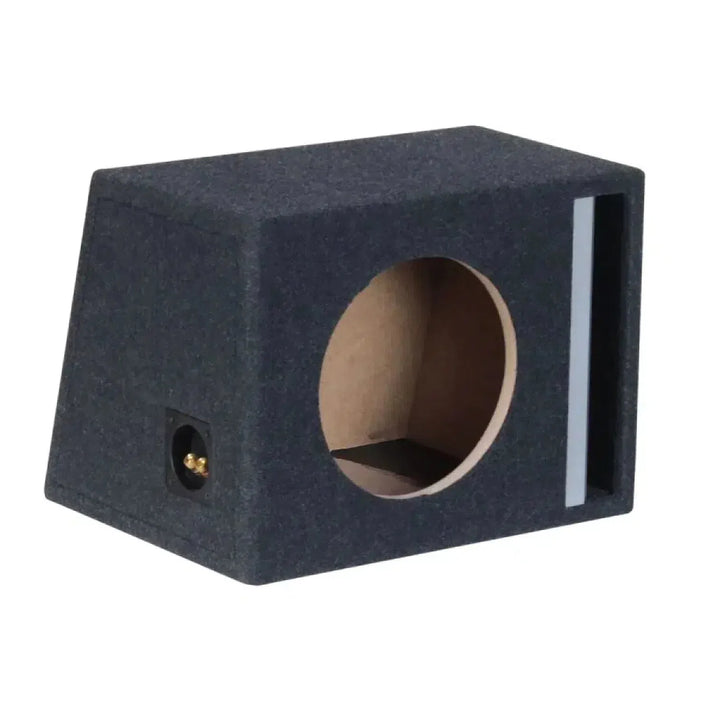 La Masori B1035S es una caja de subwoofer de MDF negra y alfombrada con un recorte circular y un puerto rectangular vertical en la parte frontal.