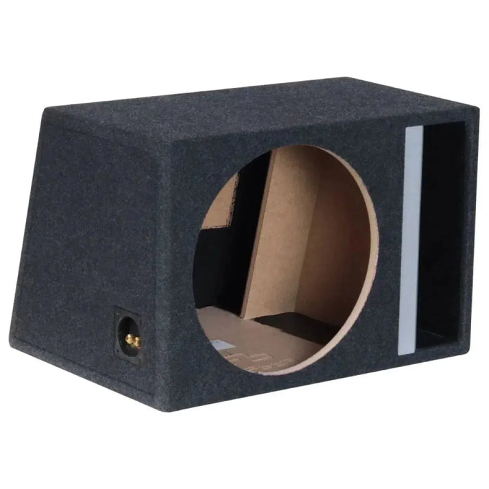 Il Masori B1570S è una cassa per subwoofer in MDF rivestita di moquette nera con un ampio foro per diffusore rotondo e una porta rettangolare sul lato destro.