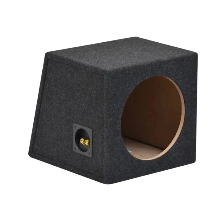 Il Masori COM10 è un subwoofer nero a forma di cuneo in MDF con un foro circolare e terminali per i cavi dei diffusori.