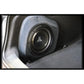 Un primo piano del subwoofer Masori G10-15 Audi A4 B9 Limousine 10 Zoll in un contenitore personalizzato, installato nel bagagliaio rivestito di moquette.