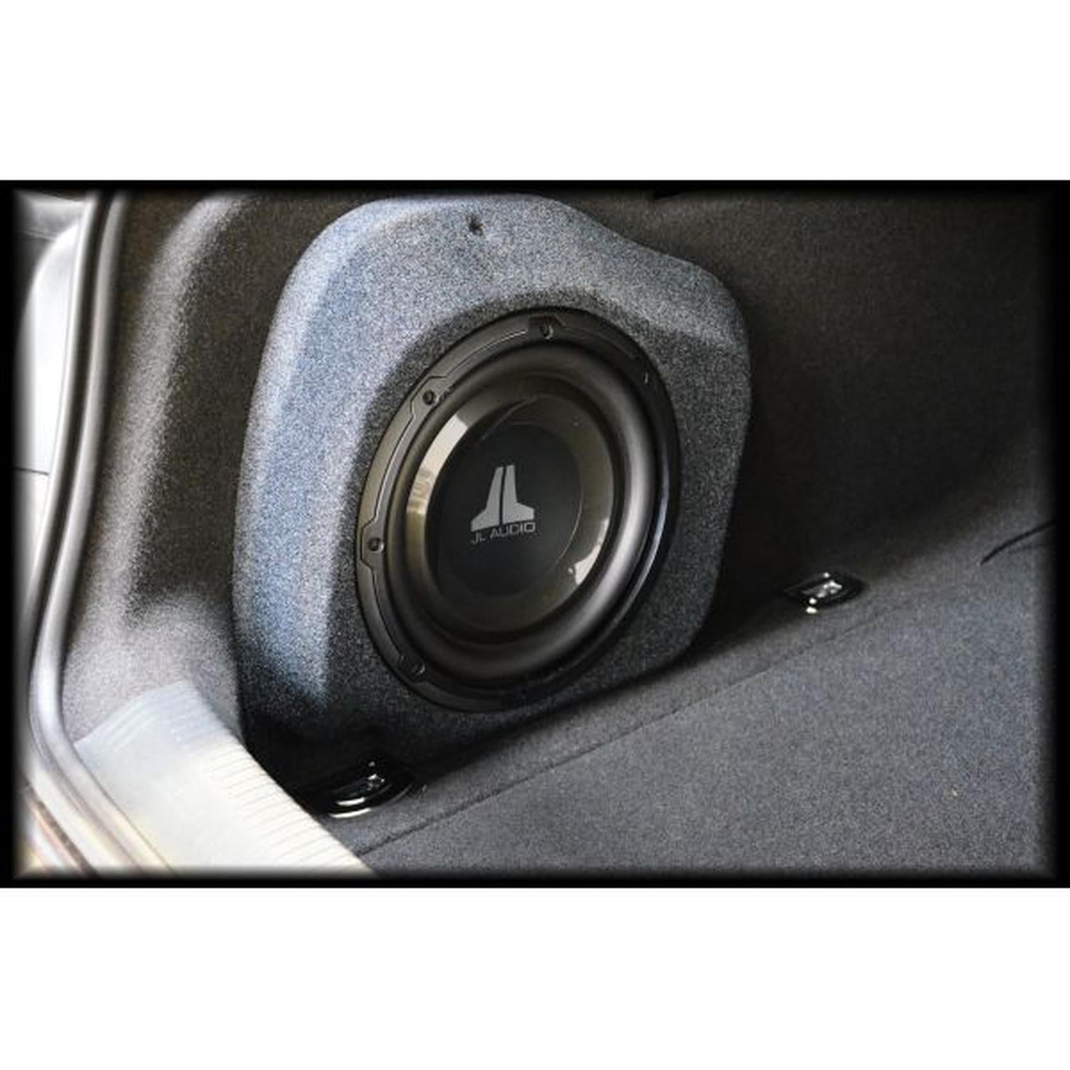 Un primo piano del subwoofer Masori G10-15 Audi A4 B9 Limousine 10 Zoll in un contenitore personalizzato, installato nel bagagliaio rivestito di moquette.