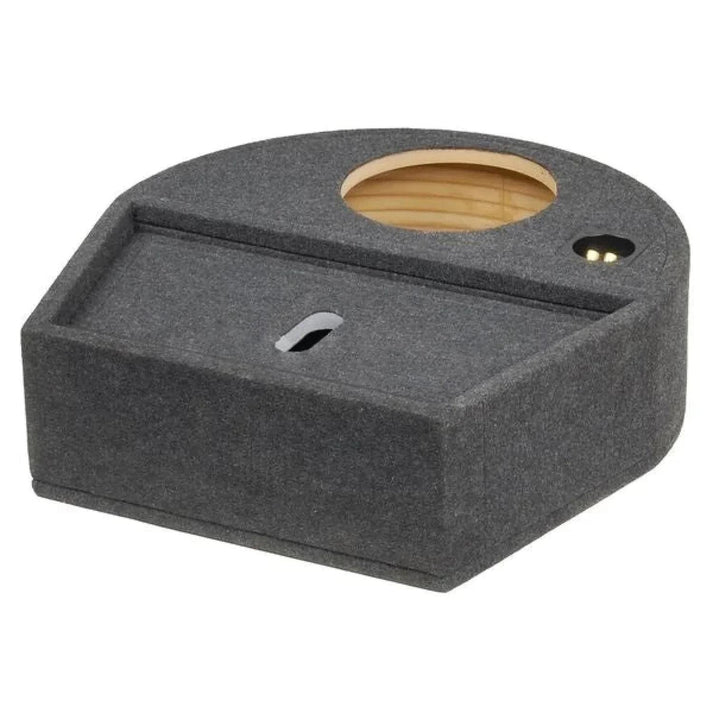 Il Masori G10-20RRM è un box per subwoofer in MDF grigio, rivestito di moquette, con un foro circolare per i diffusori e uno sportello anteriore rettangolare.