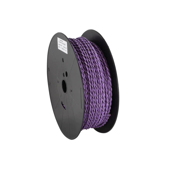 Una gran bobina negra de Masori LSK2x2,5mm² OFC verdrillt Lautsprecherkabel púrpura se muestra sobre un fondo blanco liso.