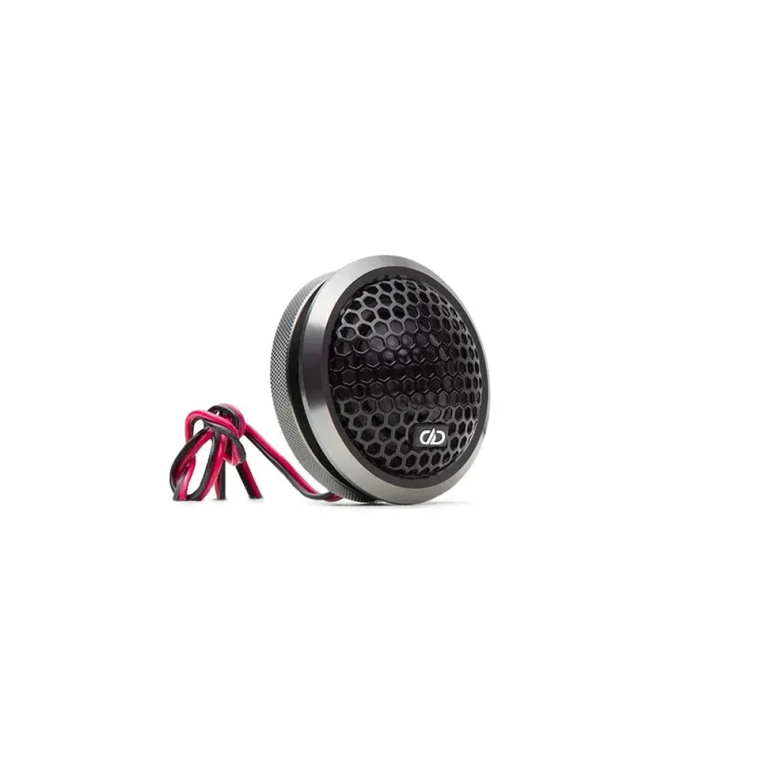 De DD Audio CT28 is een compacte 28 mm koepeltweeter met zwart honingraatrooster, zilveren rand en rood/zwarte draden, weergegeven op een witte achtergrond.