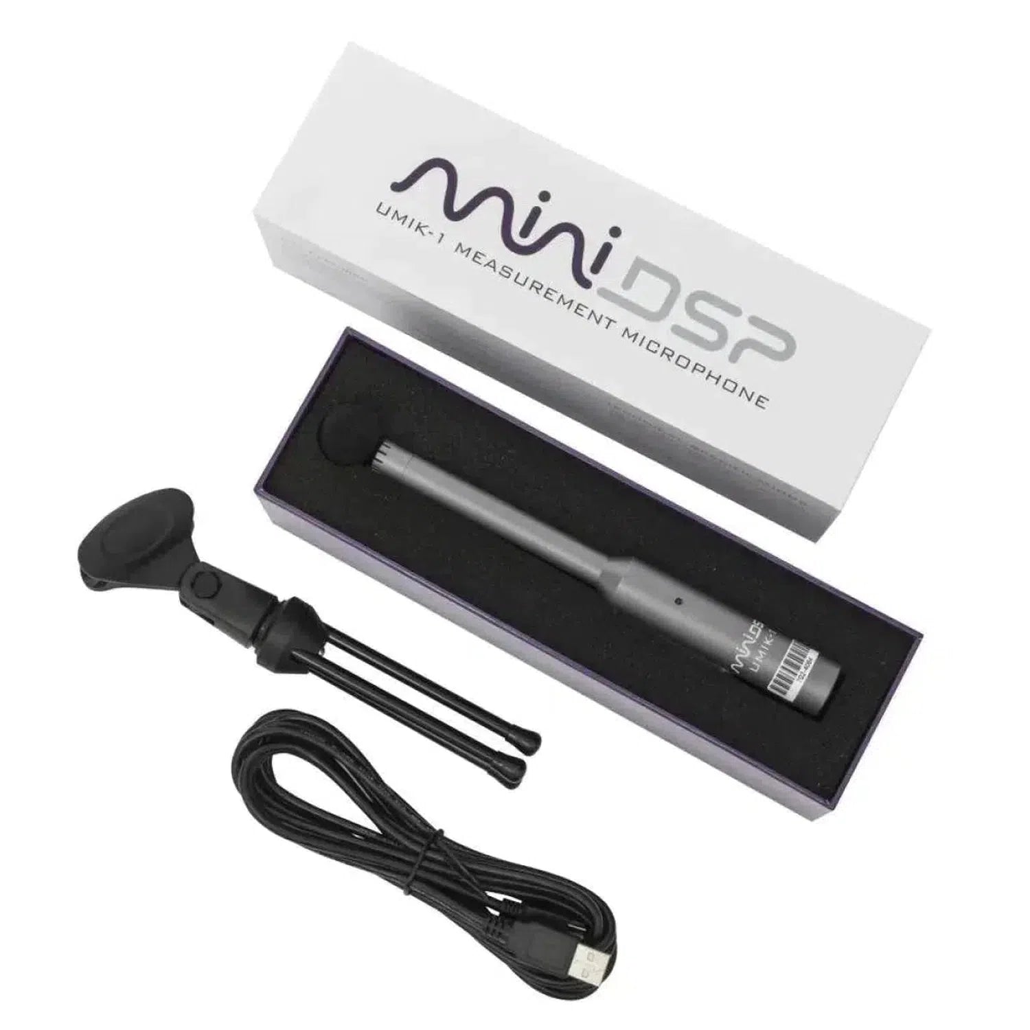 Le kit miniDSP UMIK-1 V3 comprend un microphone, un câble USB, un pied et un coffret, le tout présenté sur fond blanc.
