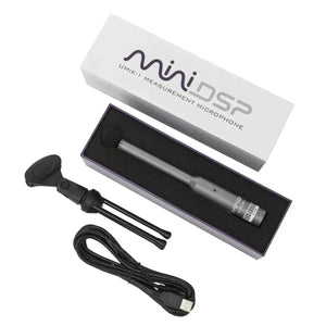 Il kit miniDSP UMIK-1 V3 comprende un microfono, un cavo USB, un supporto e una confezione, il tutto in primo piano su uno sfondo bianco.