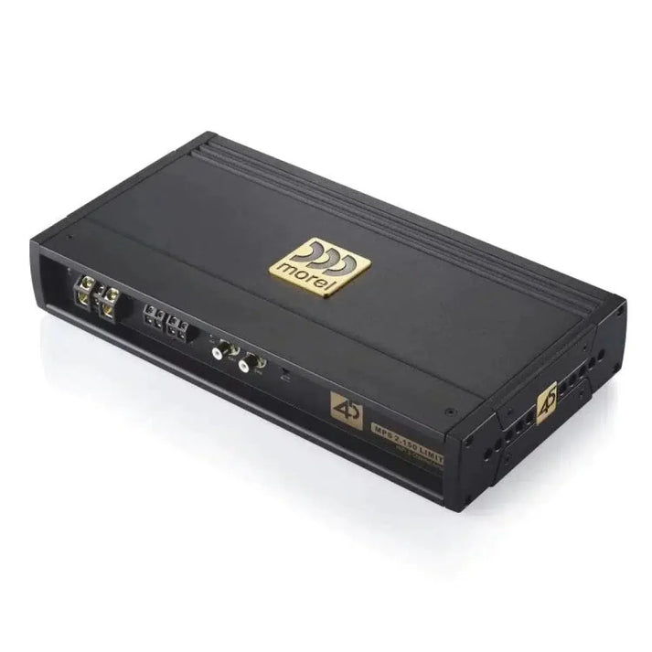 Se muestra un Morel MPS 2.500 LIMITED 2-Kanal Verstärker negro con detalles dorados y puertos etiquetados sobre un fondo blanco.