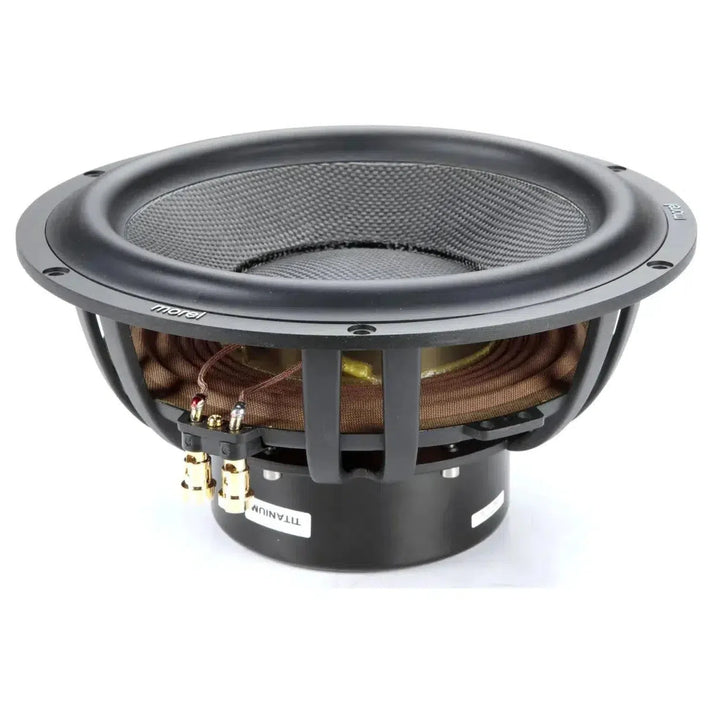 Un primer plano del subwoofer Morel Ultimo TI 12 muestra el cableado visible, la estructura metálica y el cono de malla, ofreciendo graves de alta fidelidad sobre un fondo blanco.