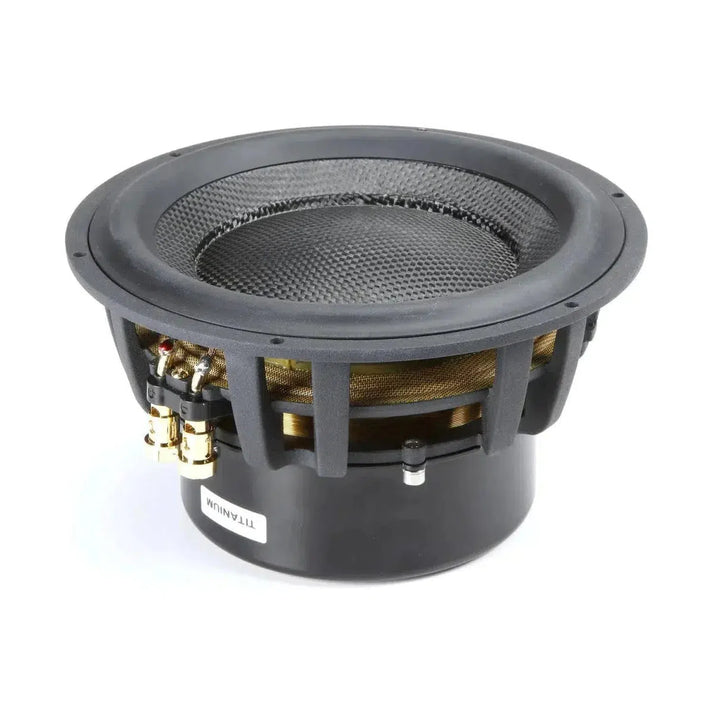 El subwoofer Morel Ultimo TI 8 presenta un gran cono negro con cableado dorado visible y ofrece graves de alta fidelidad, todo ello sobre un fondo blanco.