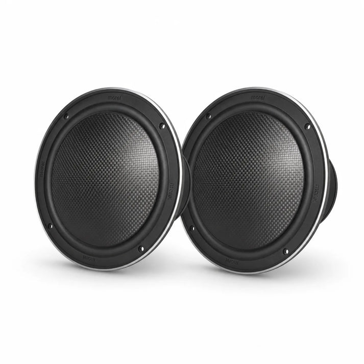 Dos altavoces redondos negros Virtus Nano Carbon MW6 de Morel con Kohlefaser Sandwich-Membran están orientados el uno hacia el otro sobre un fondo blanco.