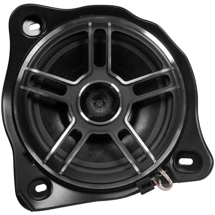 Primer plano del Musway CSM-8WR Fußraum-Subwoofer de 20 cm para Mercedes, con rejilla circular, tres soportes y conector Plug+Play en la parte inferior derecha.