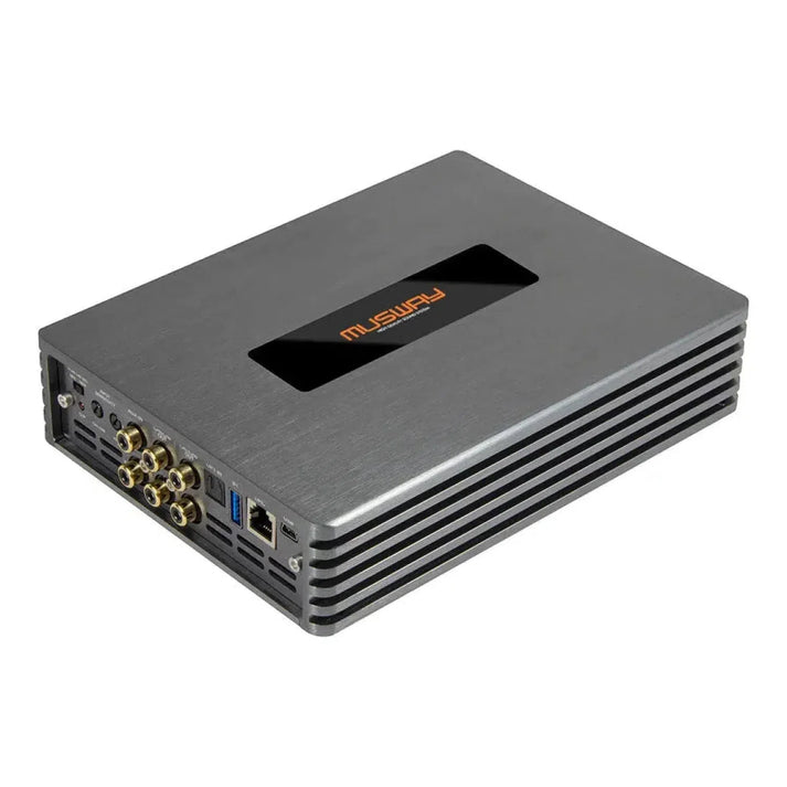 Un amplificatore DSP di classe D a 4 canali Musway M4+v3, di forma rettangolare e di colore grigio, con porte multiple di ingresso/uscita e fessure di ventilazione, è mostrato su uno sfondo bianco.