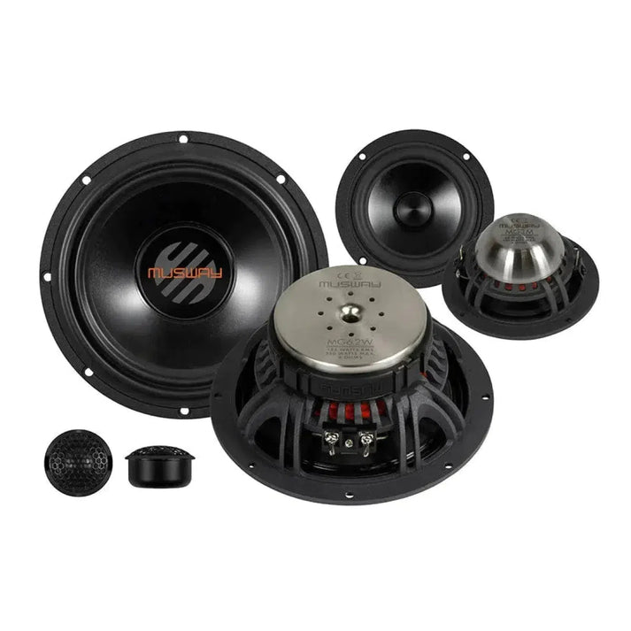 Un conjunto de cinco altavoces y componentes de audio para automóvil Musway MG6.3A negros, sistema frontal de 3 vías, mostrados sobre fondo blanco.