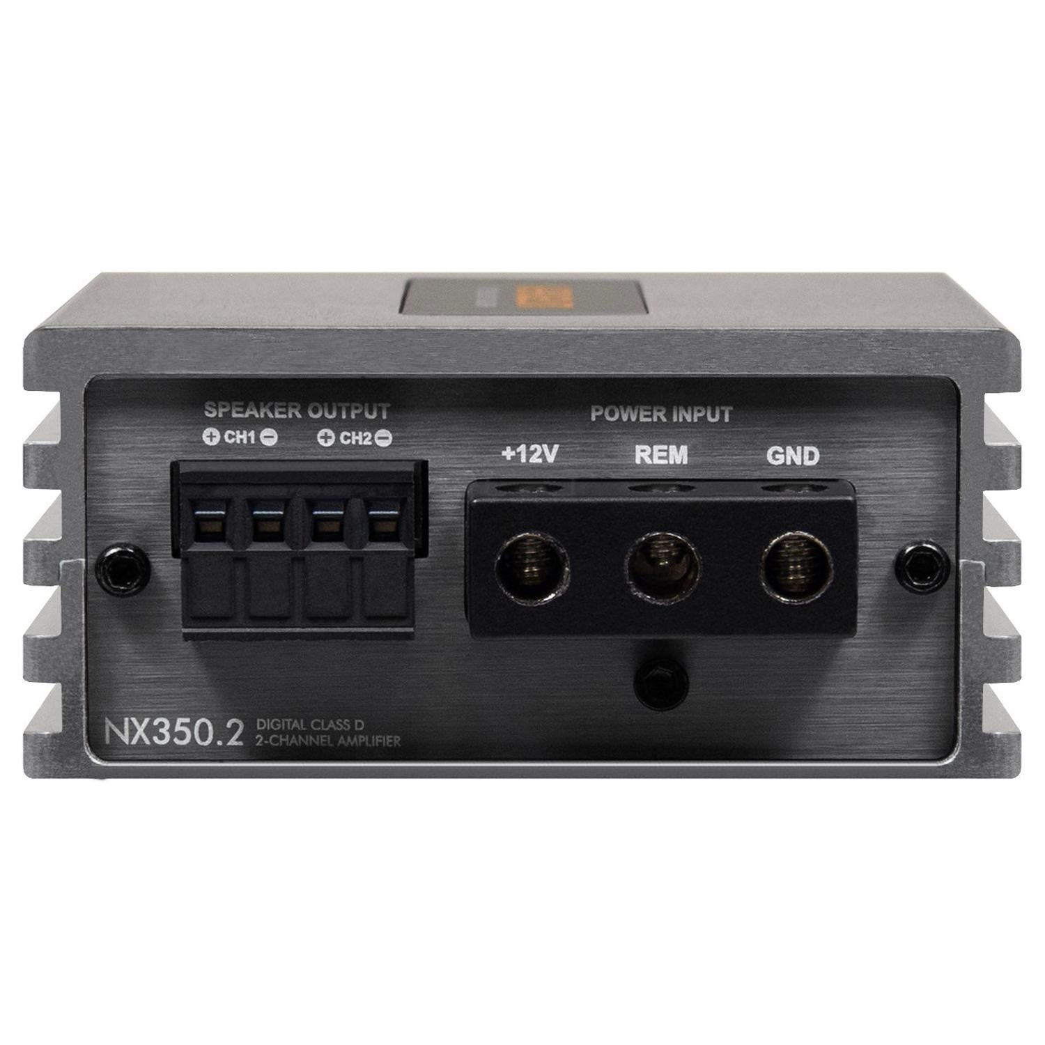 Vista trasera del amplificador Musway NX350.2, con los puertos etiquetados para la salida de altavoces, la entrada de alimentación, el mando a distancia y las conexiones a tierra.