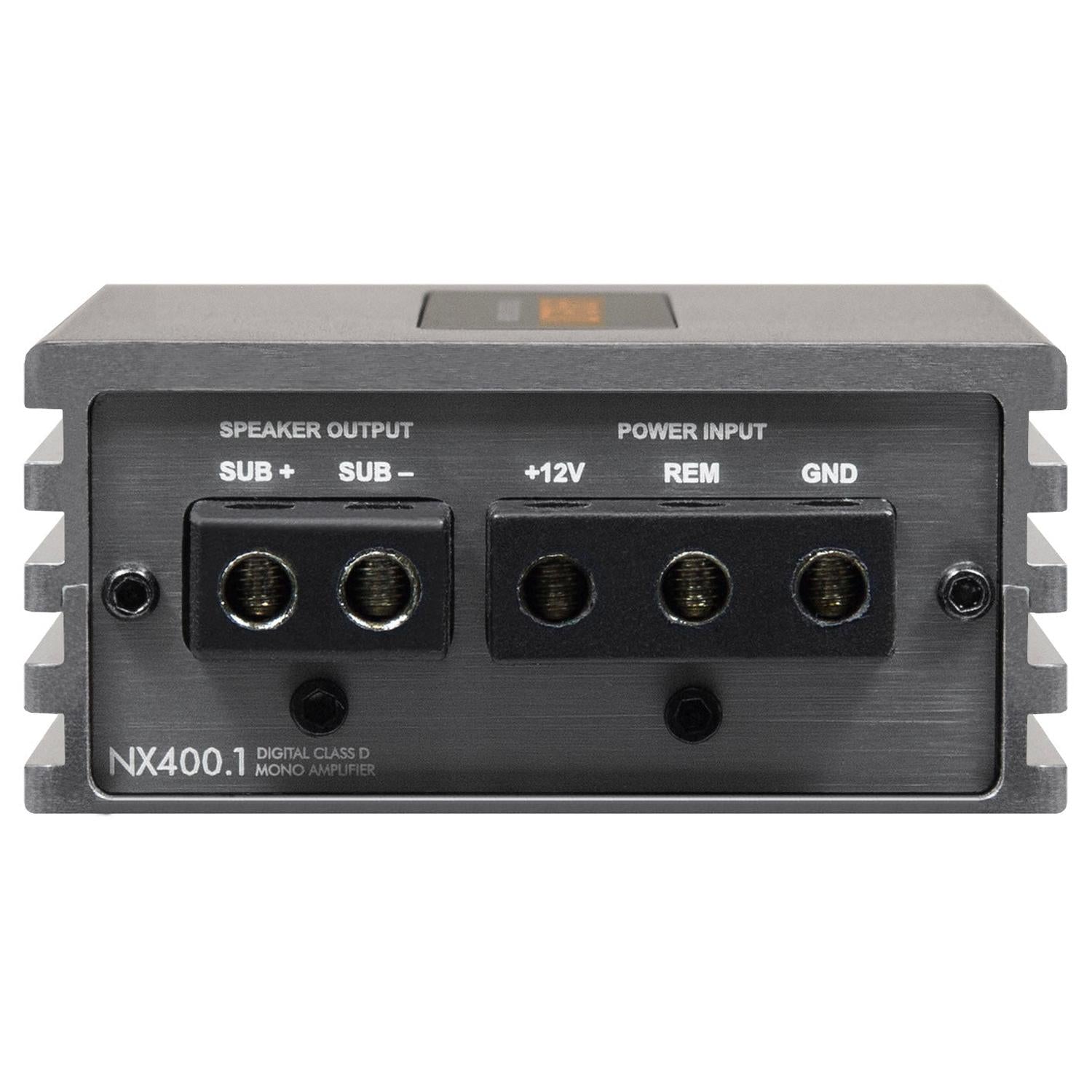 Vista frontal del amplificador mono digital de clase D Musway NX400.1, que cuenta con salidas de altavoz identificadas, terminales de entrada de alimentación y la función «Bass Boost» para mejorar el sonido.