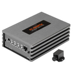 Un amplificador de coche mono Musway NX400.1 de color plateado con botones de control, puertos y un mando de control negro independiente situado junto a él.