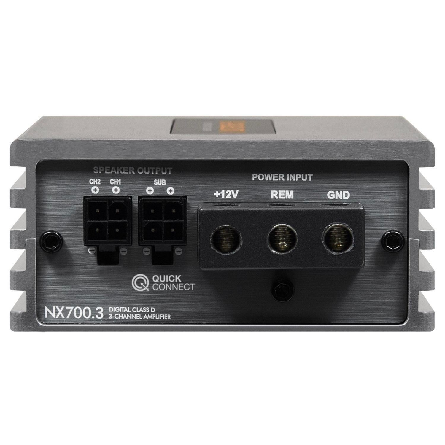 Sur la face avant du Musway NX700.3, on peut voir les sorties haut-parleurs, les connecteurs dalimentation, le logo « Quick Connect » ainsi que la technologie « Interference Free Tech » qui garantit un son clair.
