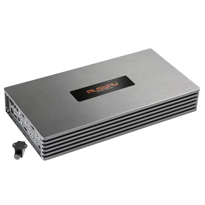 Il Musway SIX100 è un amplificatore a 6 canali rettangolare di colore argento con i lati ventilati, i controlli e i jack di ingresso su unestremità e il logo Musway sulla parte superiore.