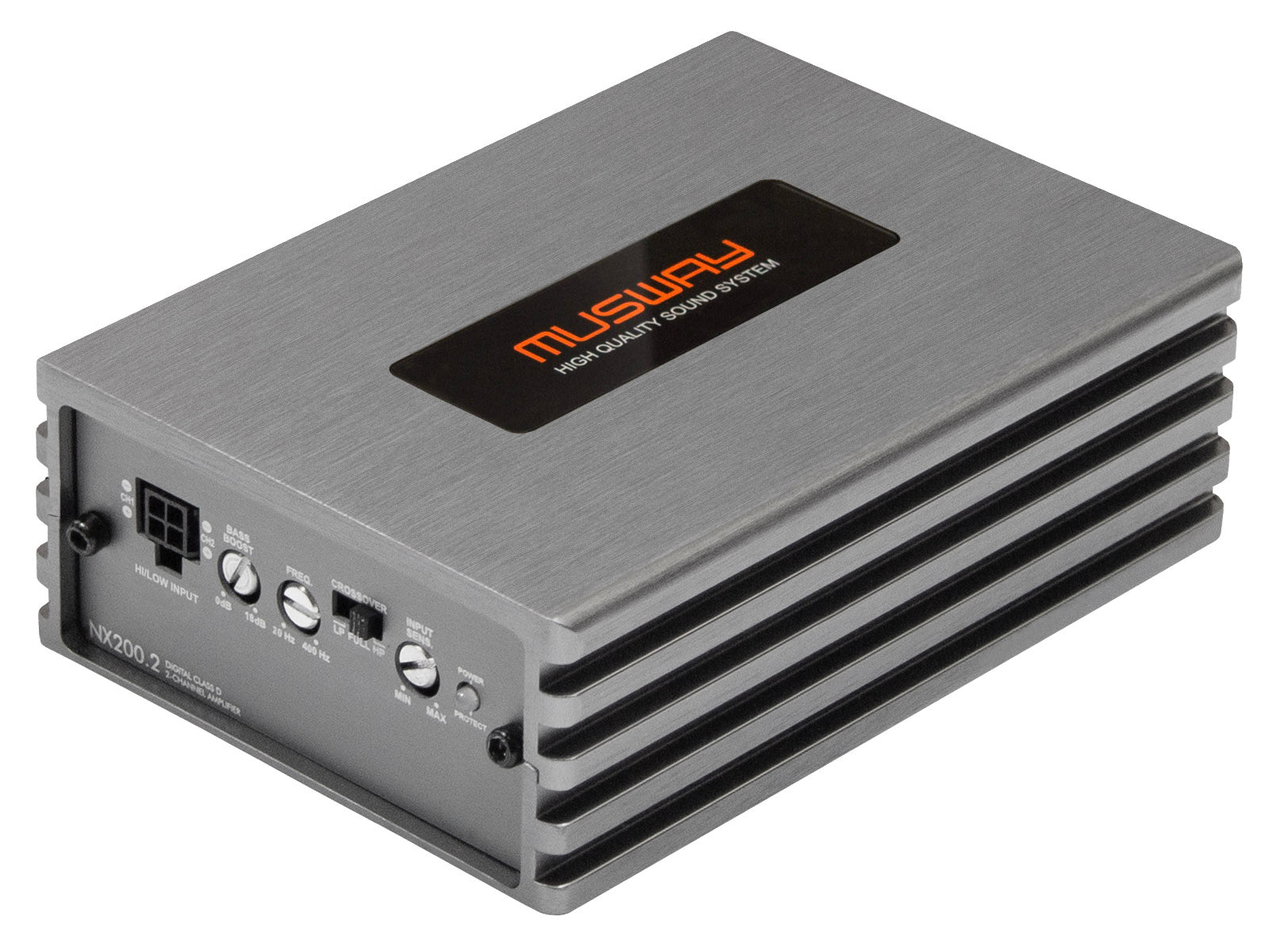Un amplificateur Musway NX200.2 à 2 canaux de couleur argentée, rehaussé de touches noires, doté de commandes étiquetées, de la technologie Start-Stop, ainsi que de linscription « High Quality Sound System » et dun logo sur la face supérieure.