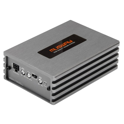Un amplificateur Musway NX200.2 à 2 canaux de couleur argentée, rehaussé de touches noires, doté de commandes étiquetées, de la technologie Start-Stop, ainsi que de linscription « High Quality Sound System » et dun logo sur la face supérieure.
