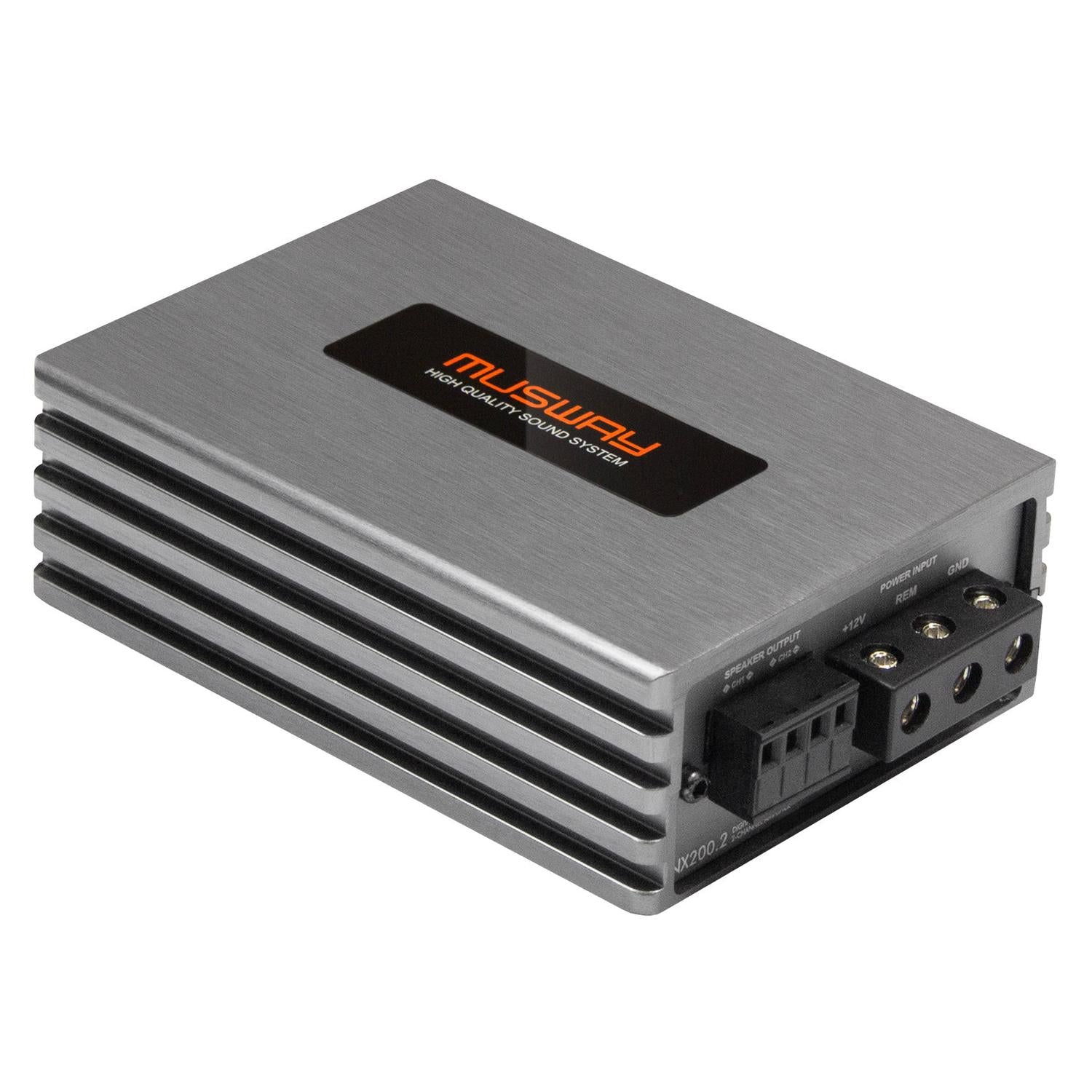 Le Musway NX200.2 est un amplificateur à 2 canaux de couleur argentée, doté de fentes daération noires, dentrées et de sorties, dune conception compatible avec le système Start-Stop et dun logo « MUSWAY High Quality Sound System » au centre.