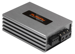 El Musway NX200.2 es un amplificador de dos canales de color plateado con rejillas de ventilación negras, entradas y salidas, un diseño apto para el sistema «Start-Stop» y un logotipo central que reza «MUSWAY High Quality Sound System».